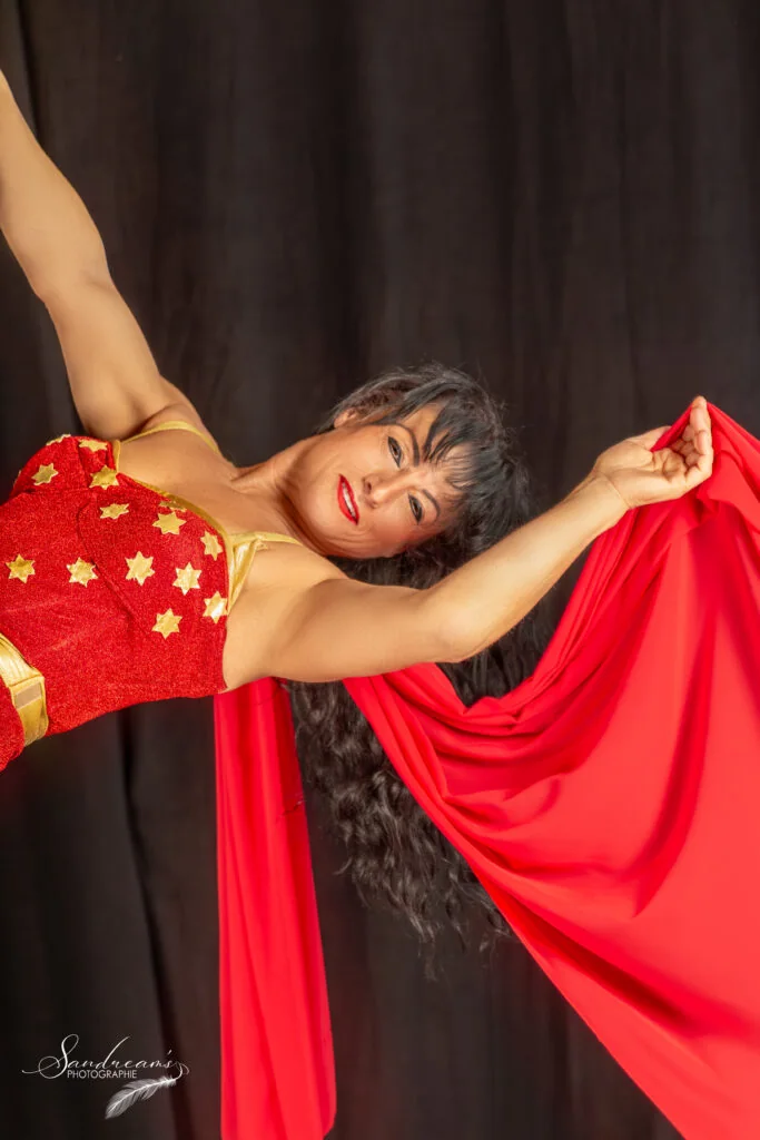 Isabella en performance au tissu aérien