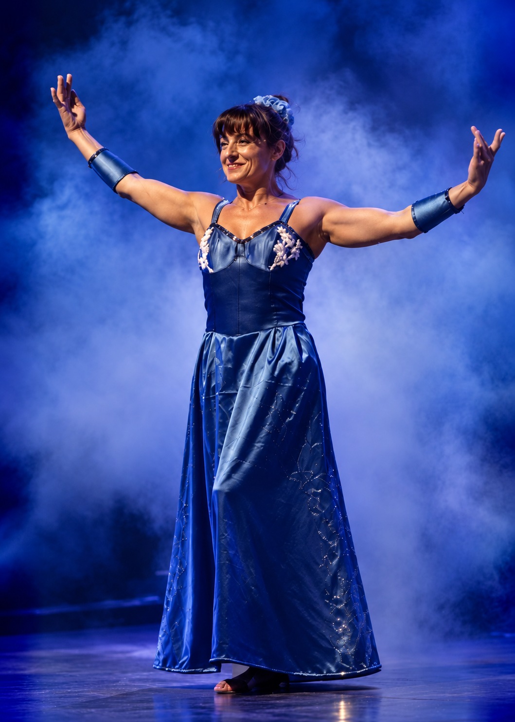 Isabella Delle Castelle sur scène en robe bleue